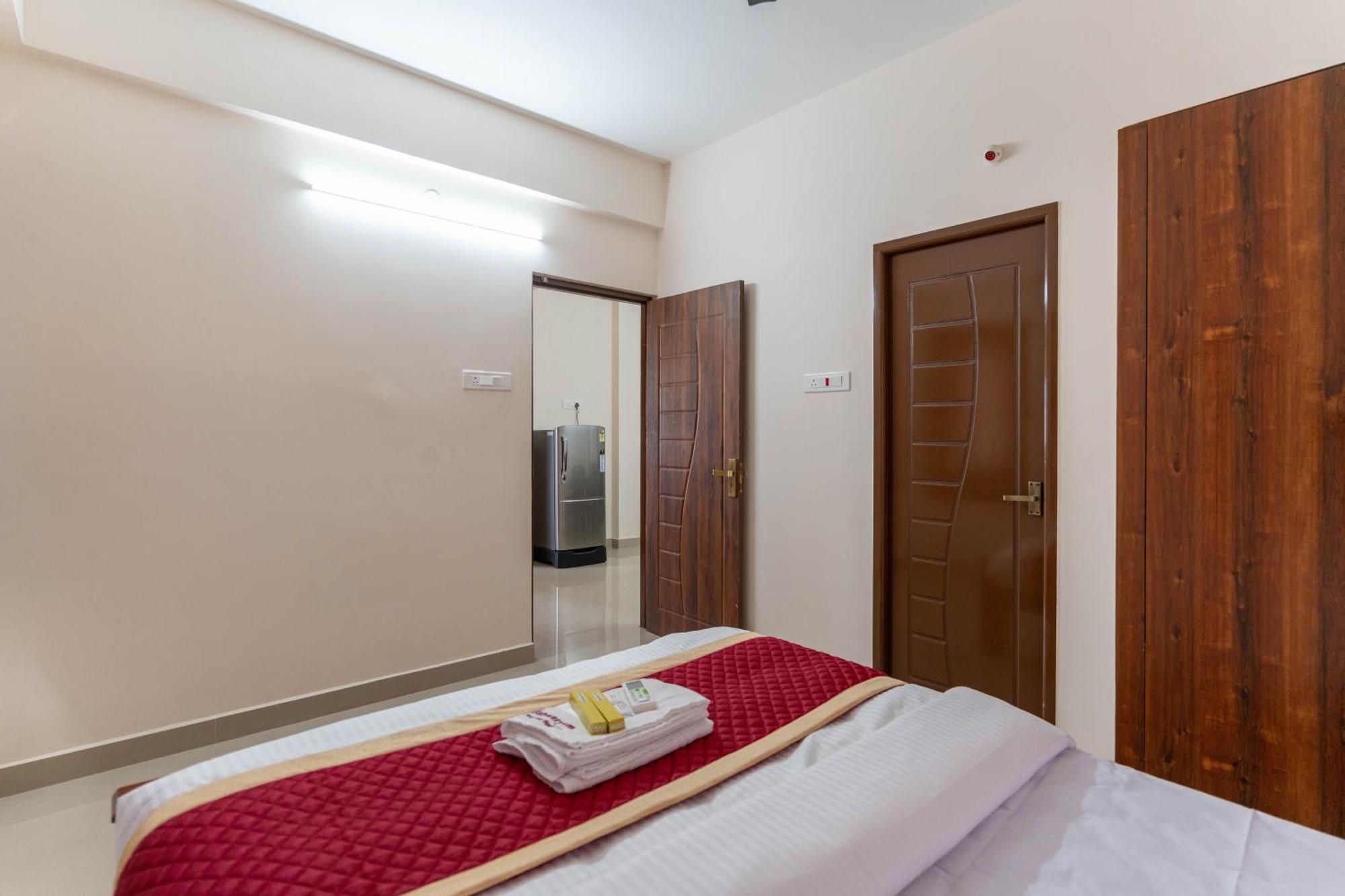 Aishwaryam Service Apartment Ченай Екстериор снимка