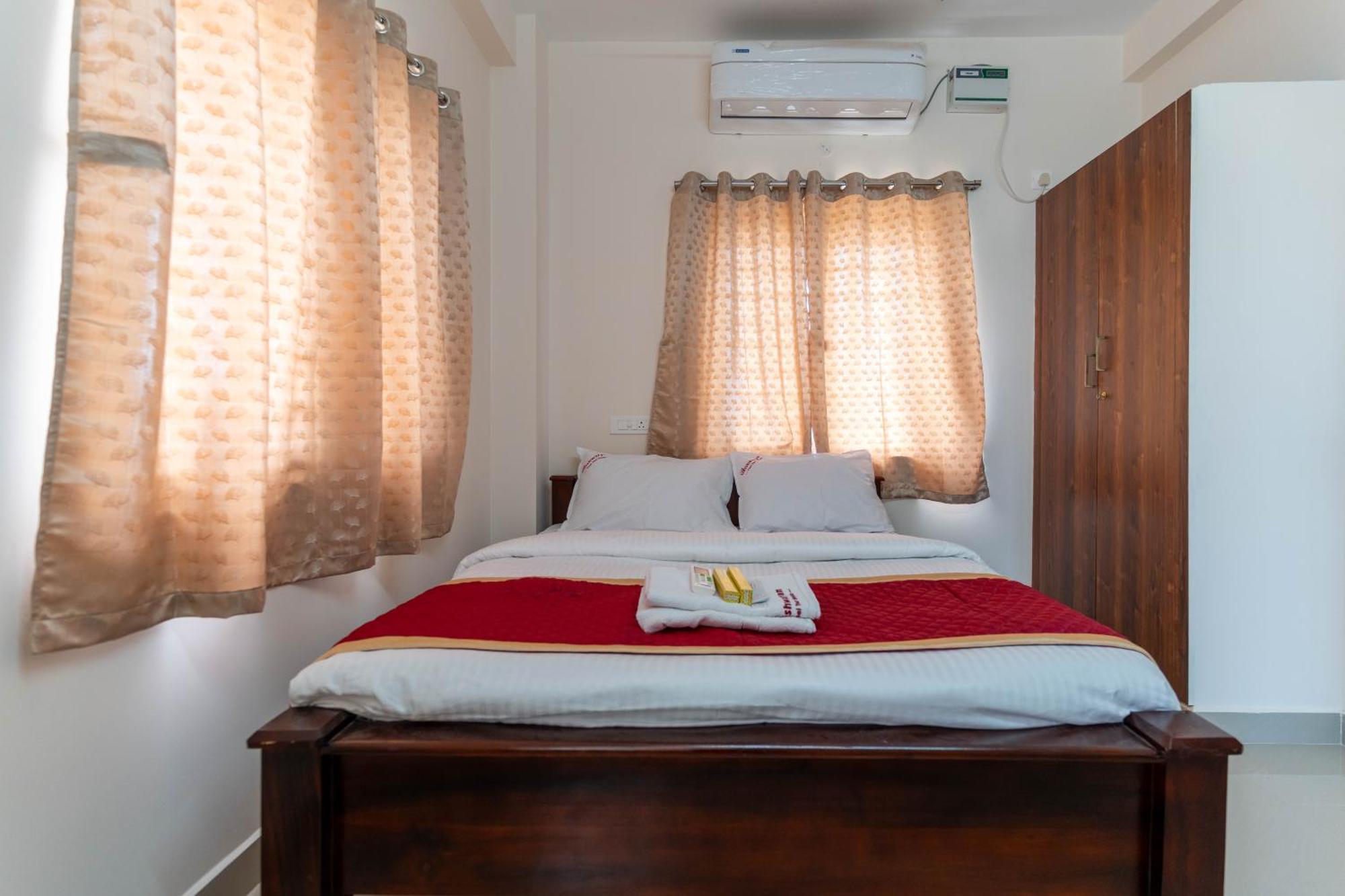 Aishwaryam Service Apartment Ченай Екстериор снимка